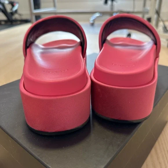 PFF ONLY 💕VERSACE Medusa Biggie Satin Platform Sandals size 37.5 (US 7) - Picture 6 of 16